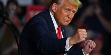 Trump puts noisy, crude campaign in spotlight, as Harris seeks to turn it against him