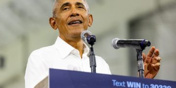 Obama uses withering mockery in Arizona as he questions Trump’s competence